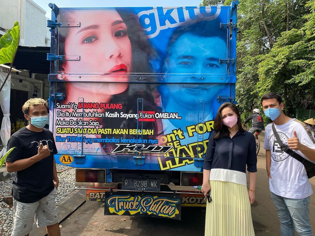 Lukisan Nagita Slavina di truk