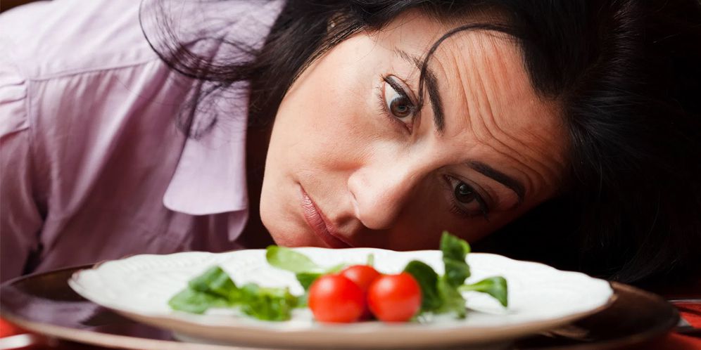 Ilustrasi perempuan tidak makan sayur