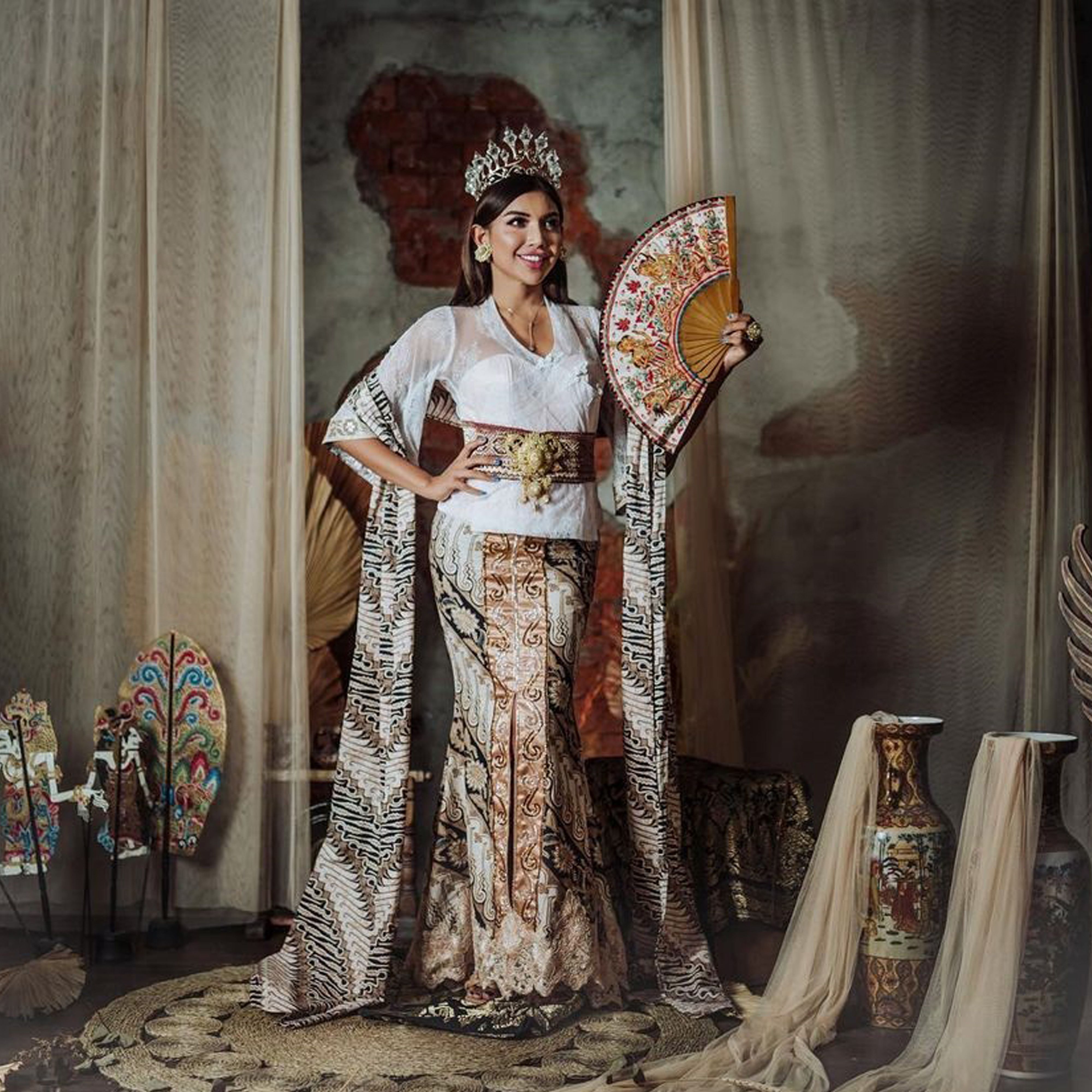 Millen Cyrus Pakai Baju Tradisional Bali