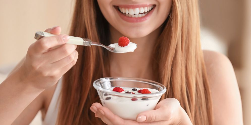 Ilustrasi Mengonsumsi Yogurt