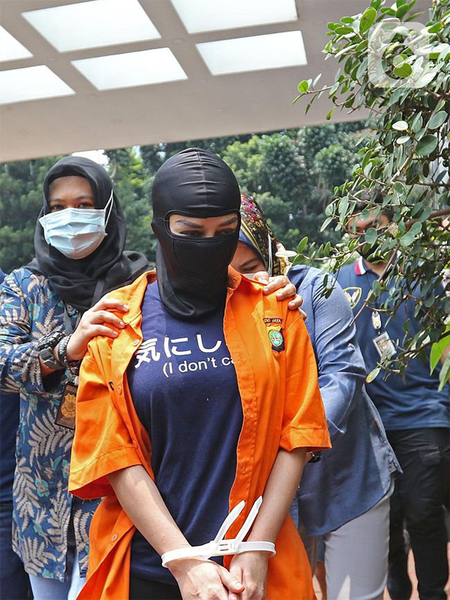 Cyntiara Alona saat dihadirkan sebagai tersangka di Ditreskrimum Polda Metro Jaya, Jakarta, Jumat (19/03)