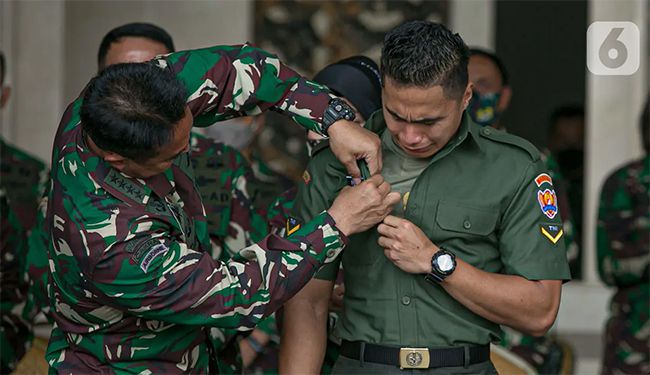KSAD Jendral TNI Andika Perkasa menyematkan nama baru pada Serda Aprilio Perkasa Manganang