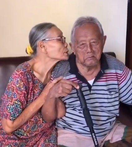 Video 'When Pamungkas Said', Pasangan Lansia yang Bikin Baper