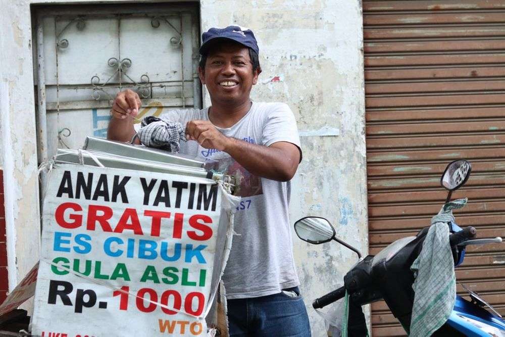 Penjual Es Cibuk Gratiskan untuk Anak Yatim