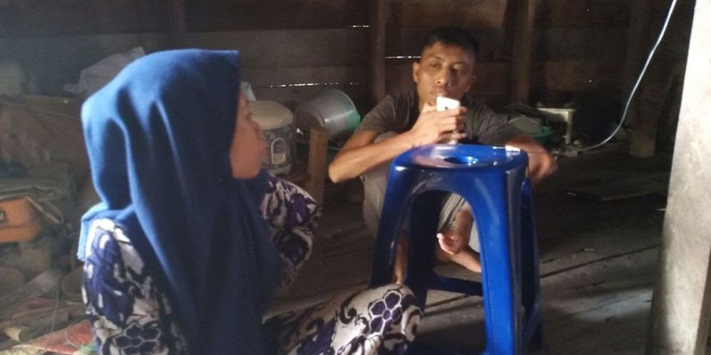 Orangtua Telah Tiada, Dua Bersaudara Ini Tinggal di Gubuk Kayu Lapuk Nyaris Roboh