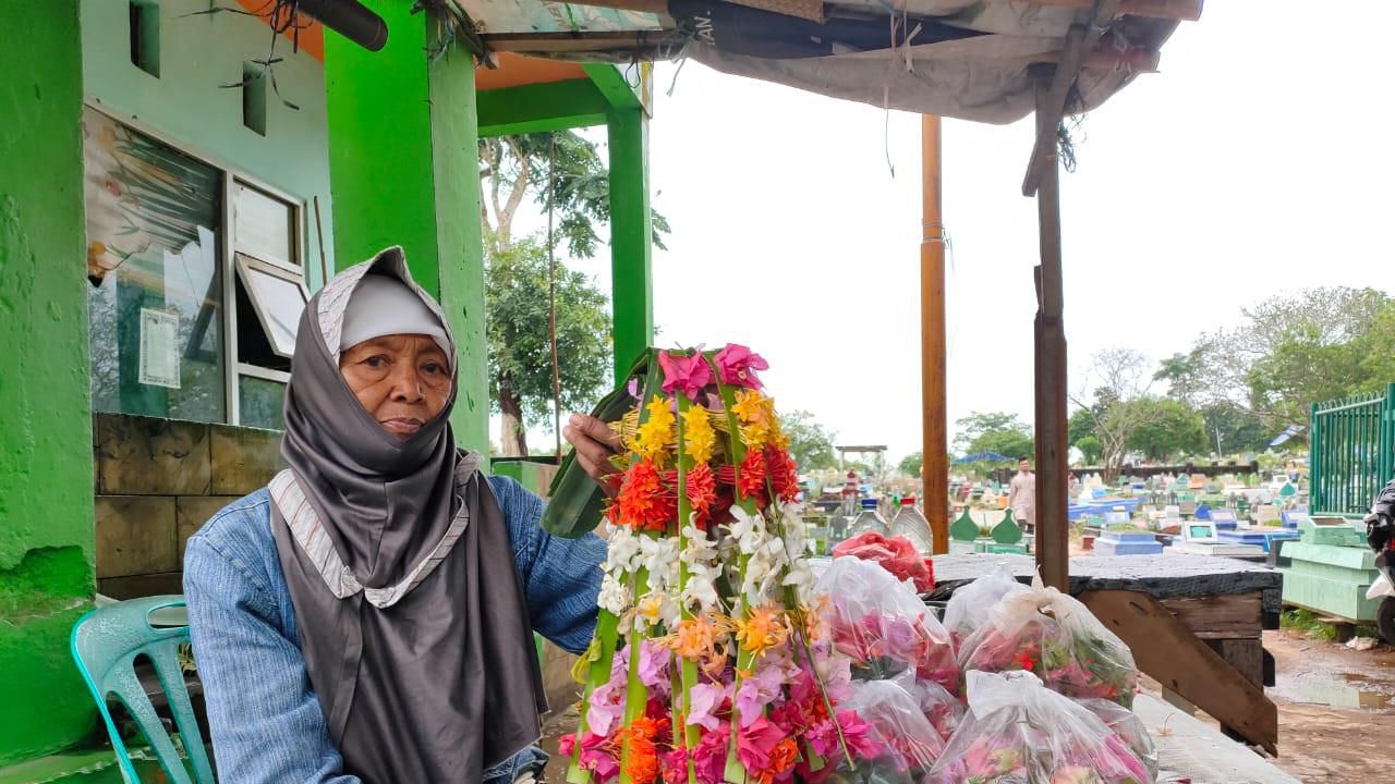 Kisah Nenek Penjual Bunga Kuburan