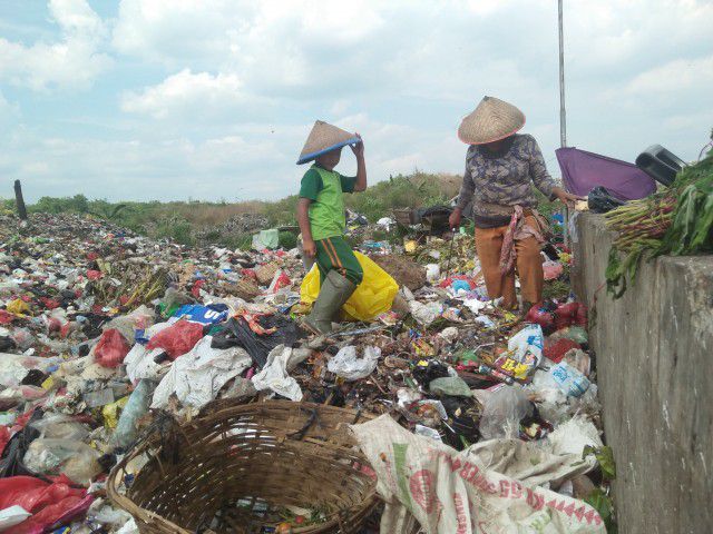 Mulung setelah Sekolah, Riko Kadang Ambil Sisa Makanan di Tempat Sampah Buat sahur dan Buka Puasa
