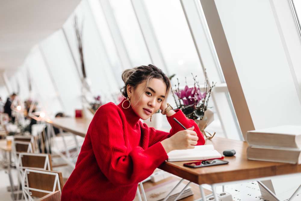 Ilustrasi Wanita Baju Merah