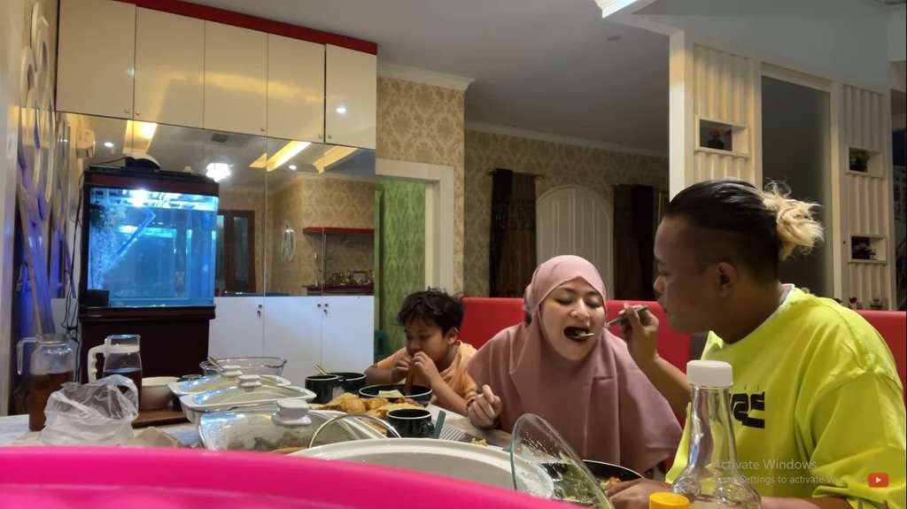 Keluarga Sule Buka Puasa