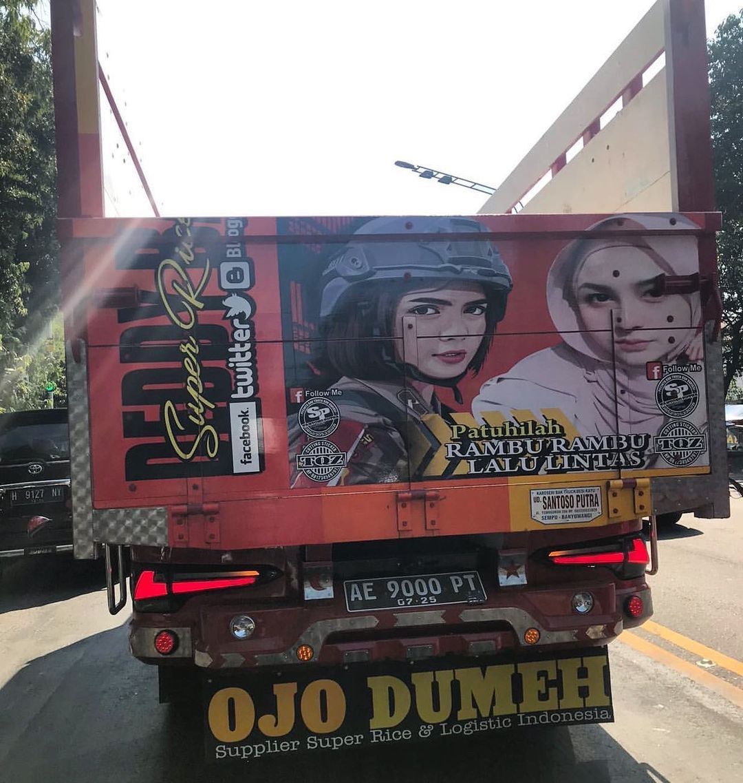 Potret Vani Simbolon di Belakang Truck