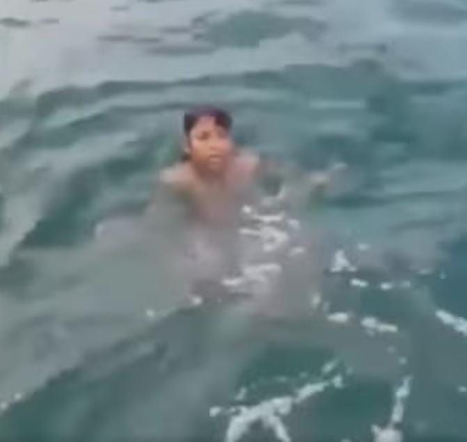 Anak Terapung di Tengah Laut