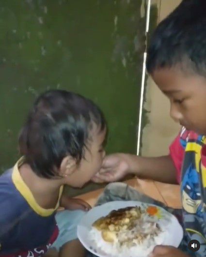 Momen Kakak Beradik Saling Suap Makan Nasi Pakai Kecap