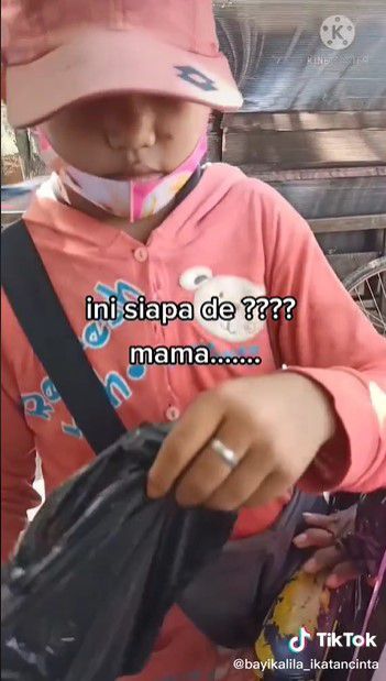 Bocah Jualan Kripik Pisang Sambil Dorong Ibunya di Kursi Roda