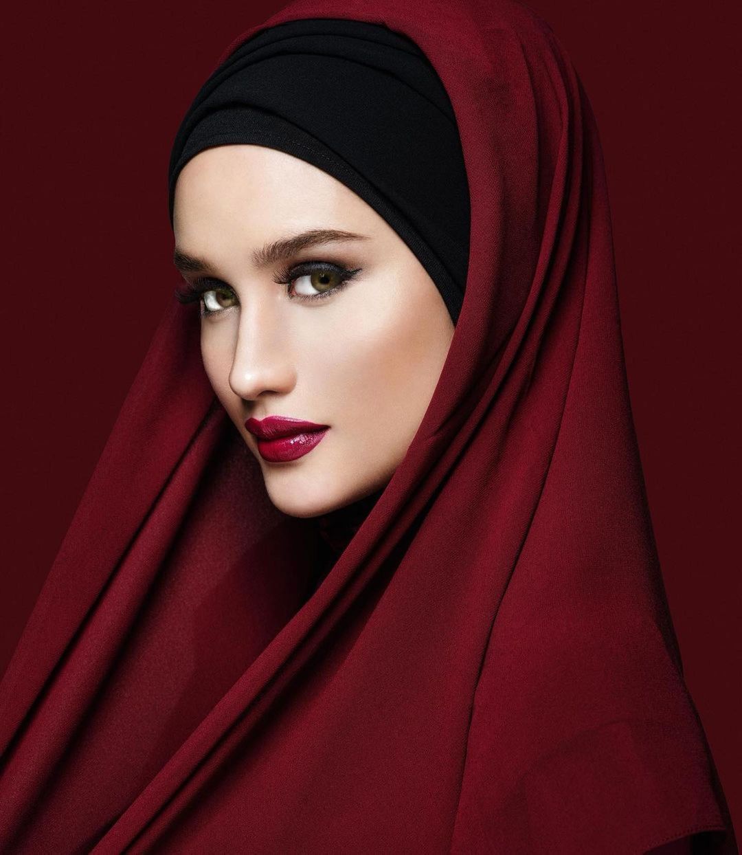 Cinta Laura Pakai Hijab Merah
