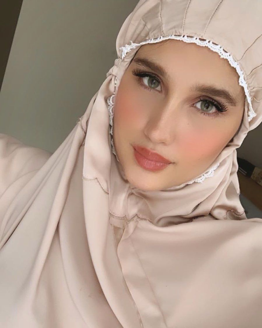 Cinta Laura Pakai Hijab