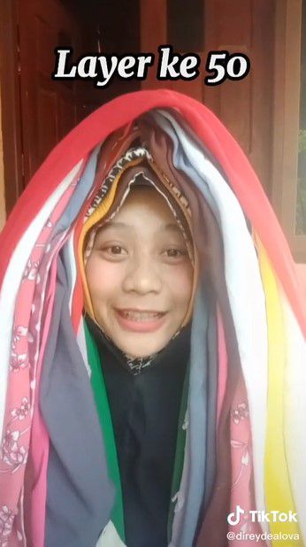Viral Video Cewek Pakai 100 Lapis Jilbab