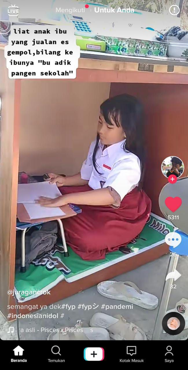 Anak Sekolah Online di Kolong Meja
