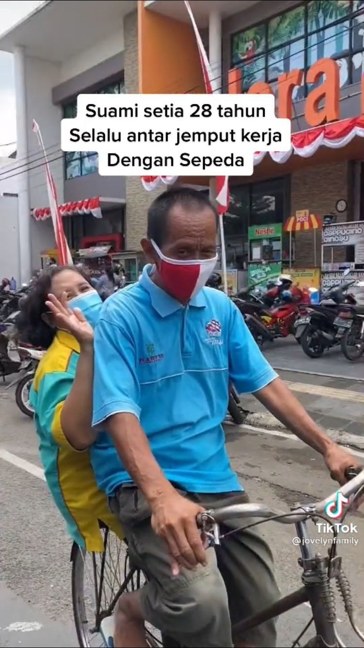 Kisah Haru, Pria Ini Antar Jemput Istrinya Bekerja Naik Sepeda Ontel Selama 28 Tahun