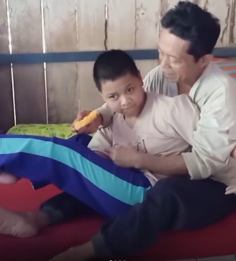 Penuh Perjuangan, Ini Kisah Cucu Disabilitas yang Dirawat oleh Nenek Lumpuh