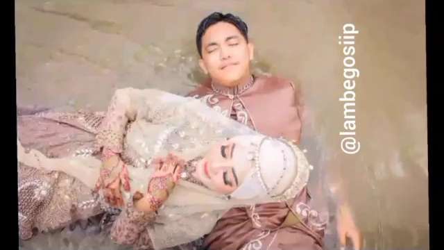 Pelaminan Kebanjiran, Pengantin Ini Sekalian Foto Nikah di Genangan Air sambil Tiduran