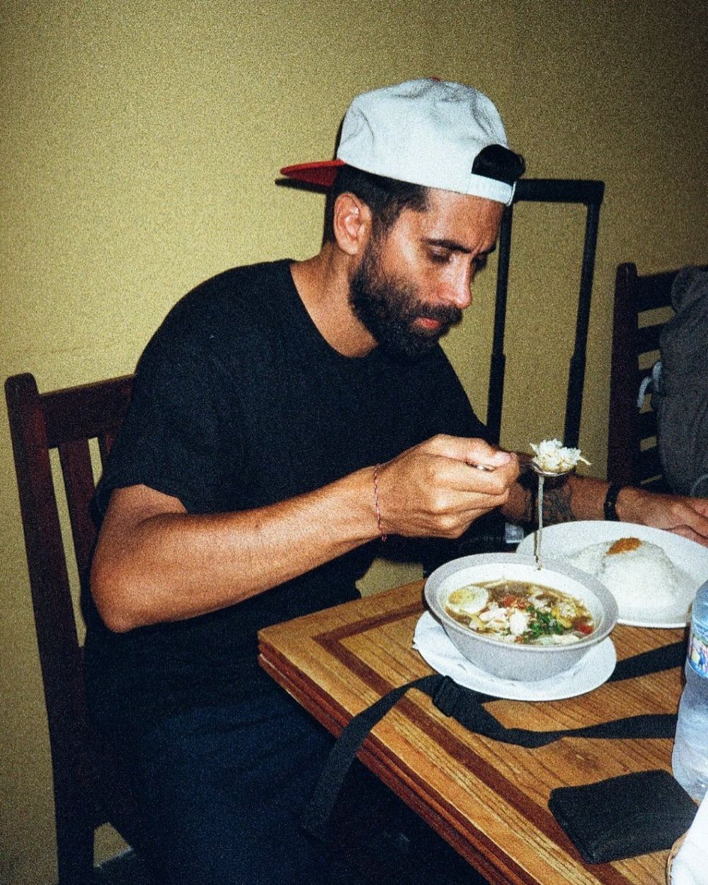Jim makan soto