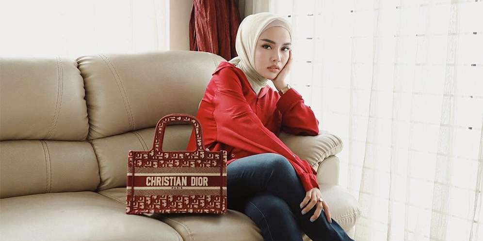 Medina Zein Berpose dengan Outfit Branded