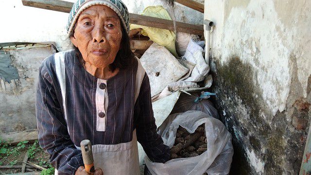 Kisah Nenek Pemulung yang Hidup di Rumah Bocor