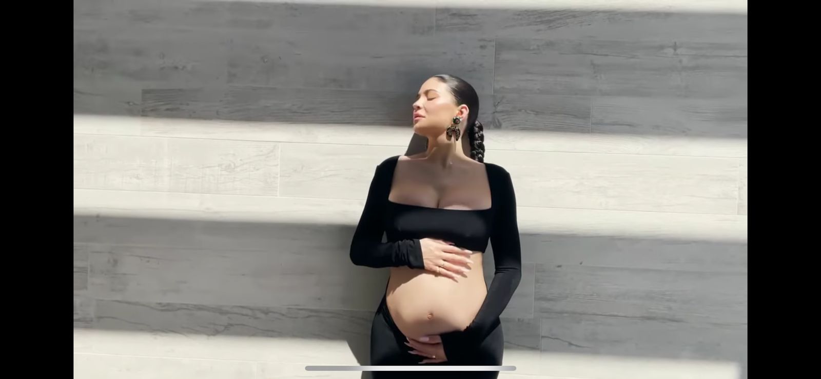 Momen Kylie Jenner Mengumumkan Kabar Kehamilannya