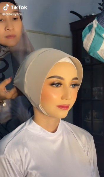 Viral MUA Pasang Hijab Pengantin sampai Dikira Patung