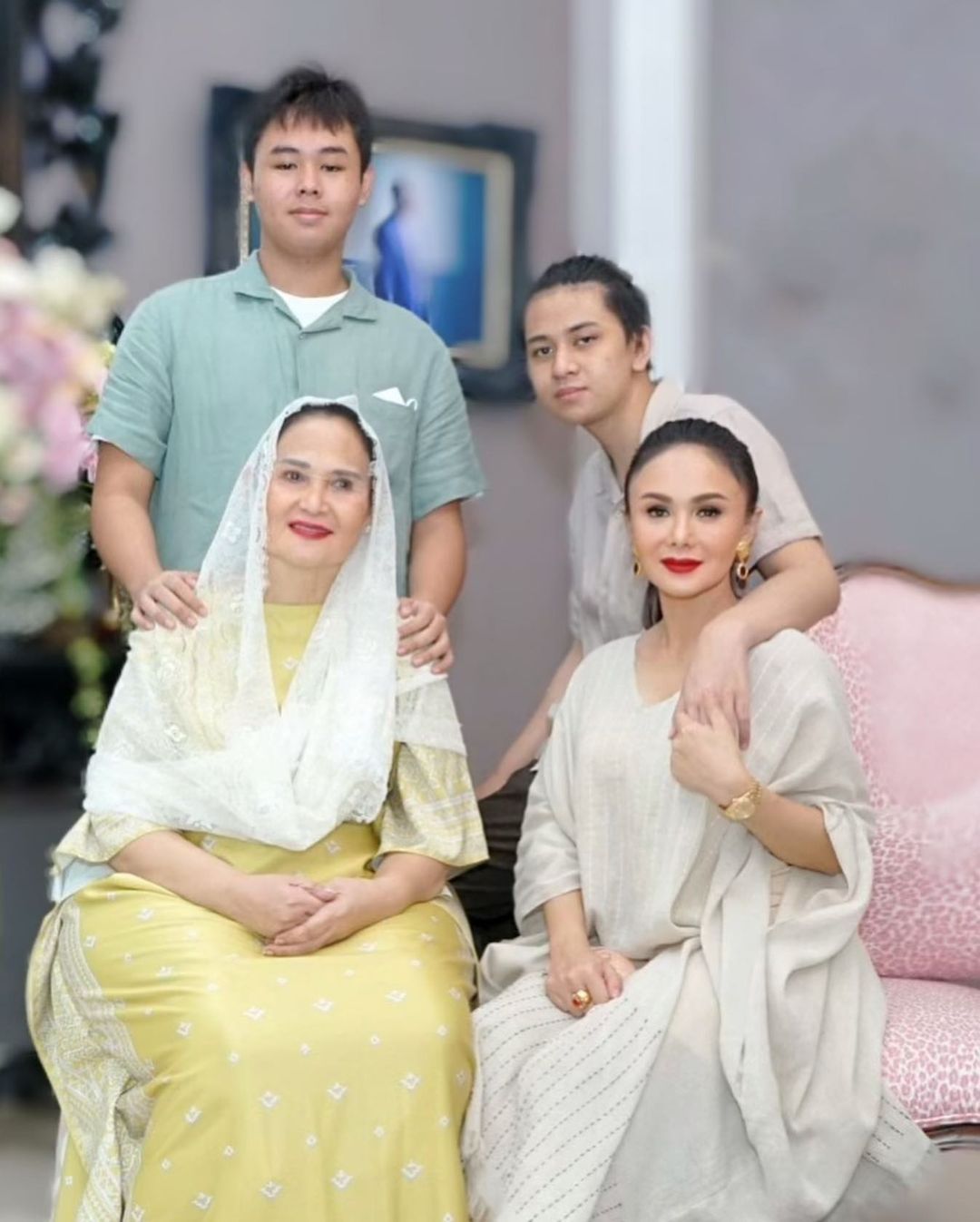 Yuni Shara dan keluarga