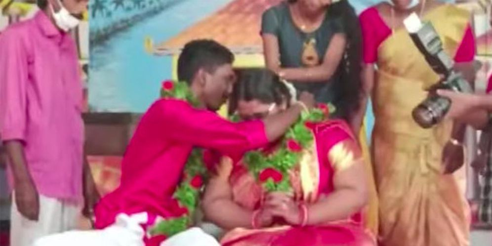 Pasangan India yang terobos banjir di hari pernikahan
