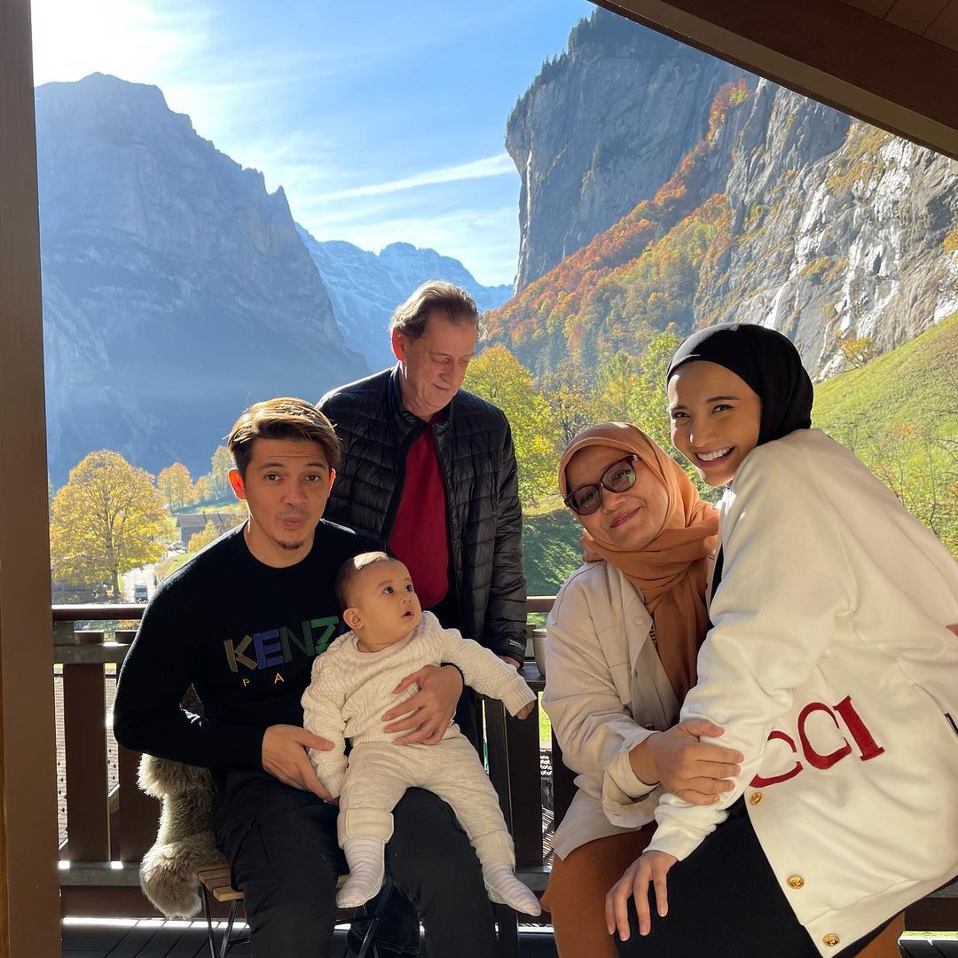 Zaskia Sungkar dan keluarga di Eropa