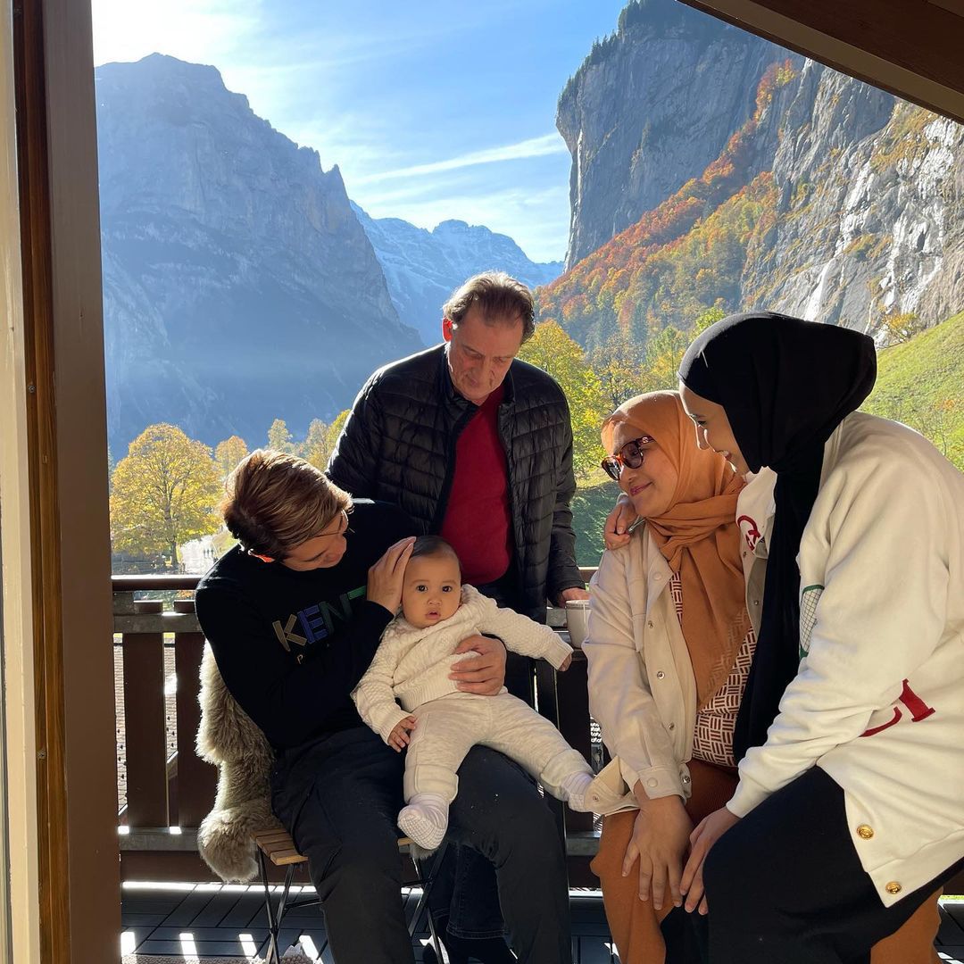 Zaskia Sungkar dan keluarga di Eropa