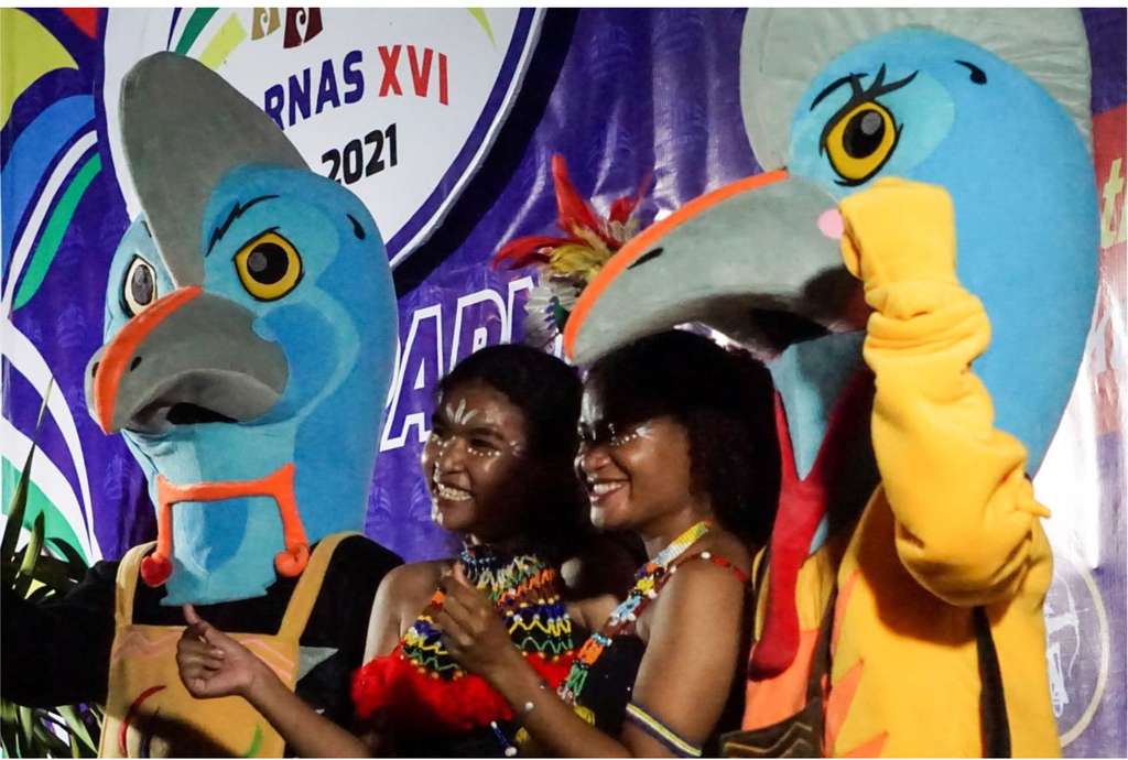 Warga berfoto dengan maskot Pekan Paralimpiade Nasional (Peparnas) XVI Papua