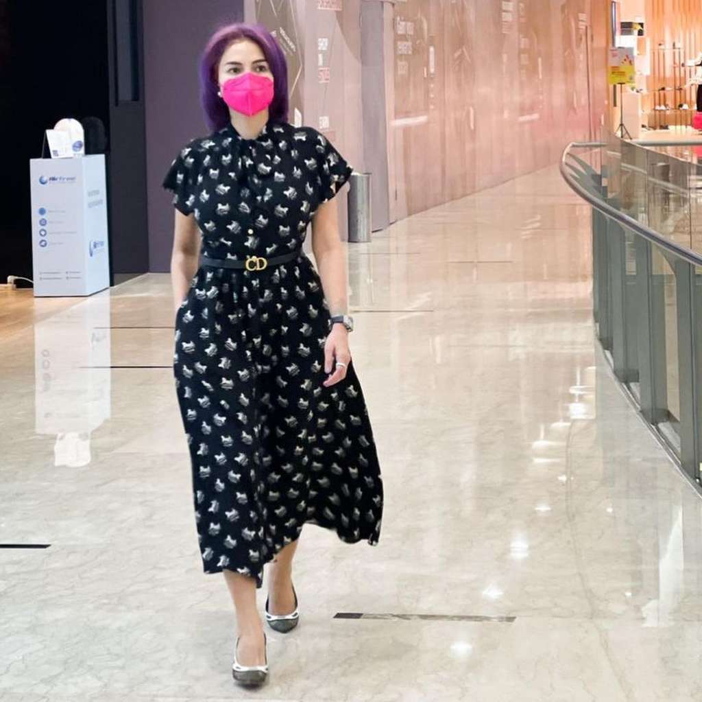 Nikita Mirzani Pakai Dress dengan Rambut Ungu Mentereng