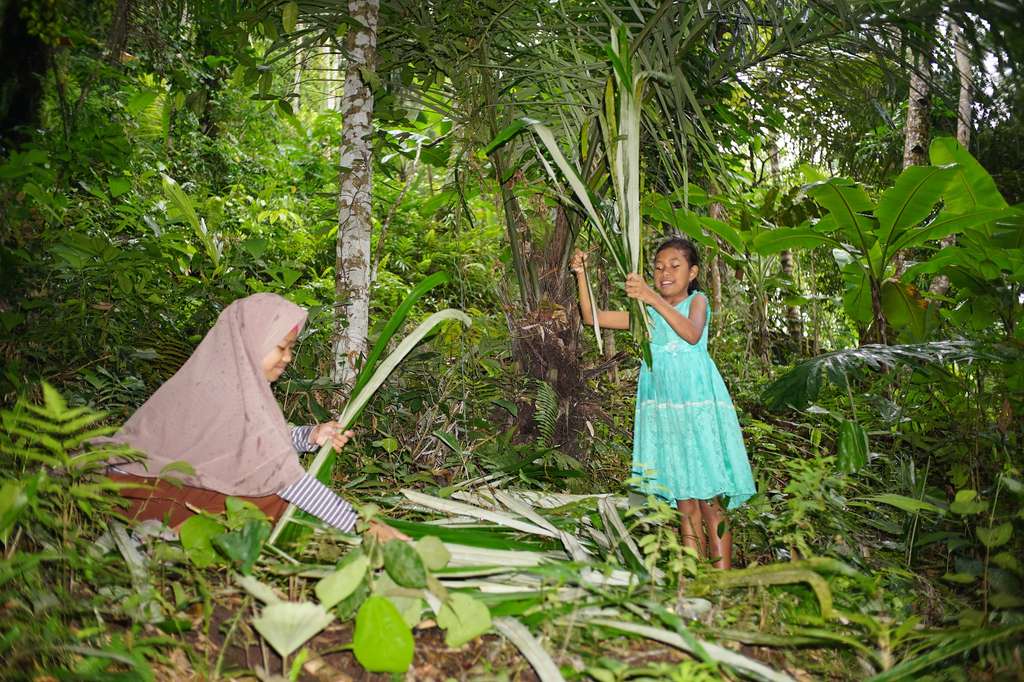 3 Anak Yatim Jualan Sapu Lidi