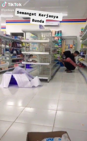 Ibu Kerja Di Minimarket Sambil Bawa Bayinya