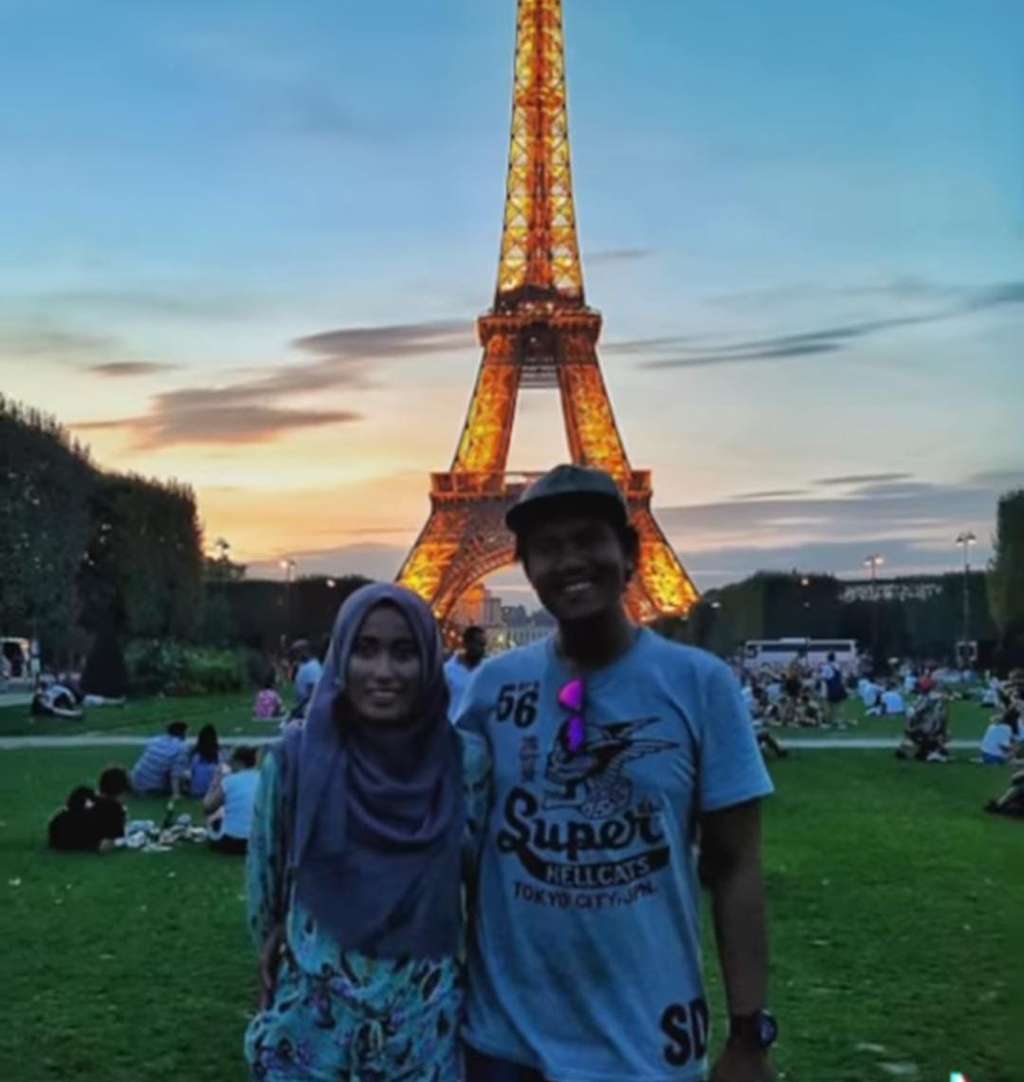 Pasutri ke Paris Naik Motor