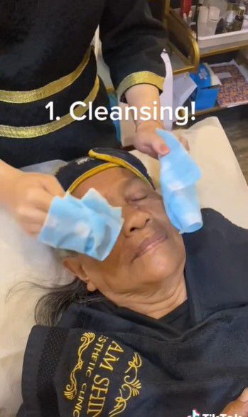 Nenek Tukang Sapu Facial Gratis di Klinik Kecantikan