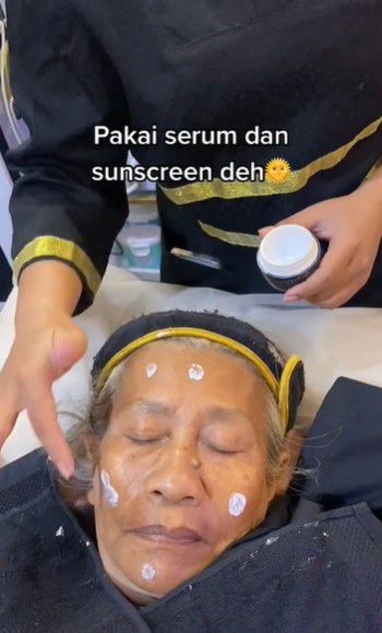 Nenek Tukang Sapu Facial Gratis di Klinik Kecantikan