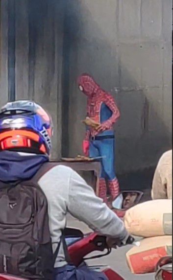 Jual Sate Pakai Kostum Spiderman