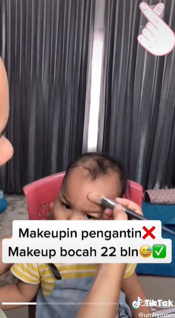 Ibu Make Up Anaknya yang Masih Berumur 22 Bulan