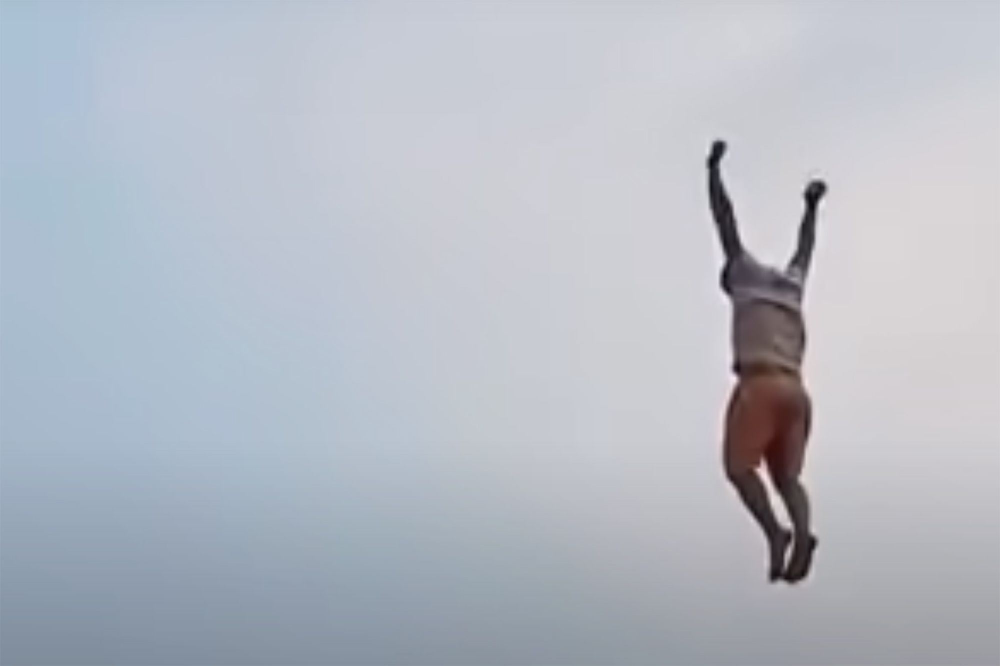 Niatnya Main Layangan, Pria Ini Malah Ikut Terbawa Terbang Setinggi 9 Meter