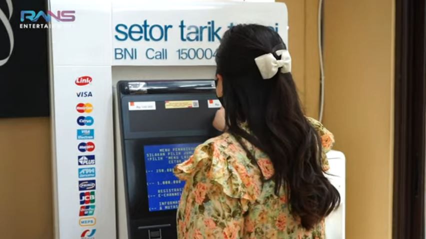 Nagita Slavina Pasang Mesin ATM di Dalam Rumah