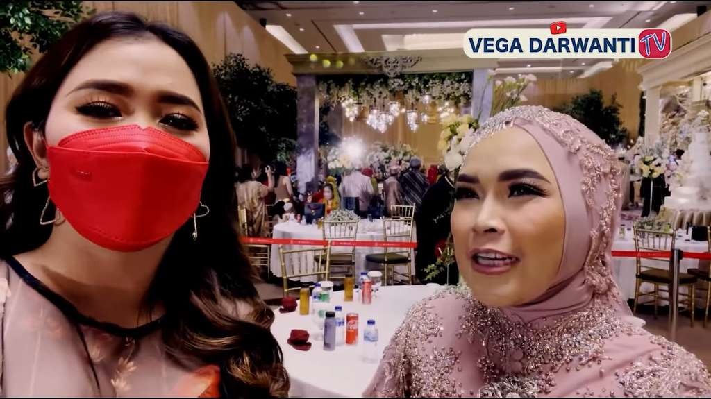 Vega Darwanti dan Umi Kalsum