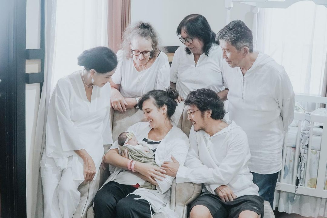 Keluarga Nadine Chandrawinata dan Dimas Anggara menyambut baby Djiwa