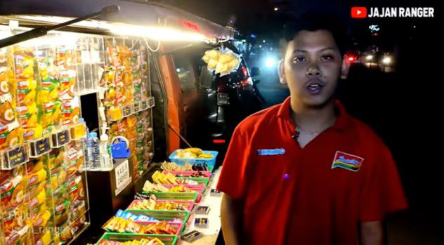 Kisah Pemuda di Bekasi Jualan Mi Instan Pakai Angkot