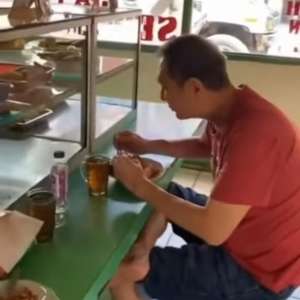 Jusuf Hamka makan di warteg