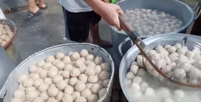 Kisah Pedagang Bakso Sukses