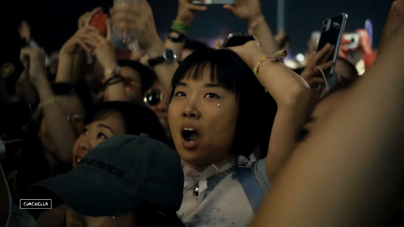 Ekspresi penonton saat 2NE1 muncul di panggung Coachella 2022